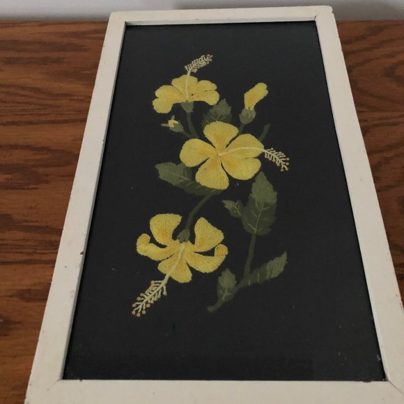 Vintage framed hand embroidery picture yellow flowers - Picture 2 of 4